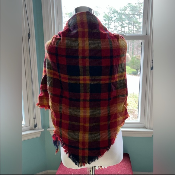 Lot of 2 Plaid Patterned Triangle Winter Scarves - 100% Acrylic - Unbranded - Picture 2 of 7